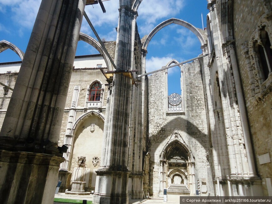 Средневековый монастырь Карму — живописные руины в центре Лиссабона