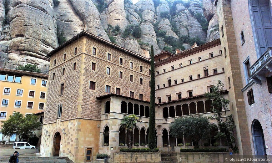 Горы, монастырь и Черная Мадонна — это Монтсеррат
