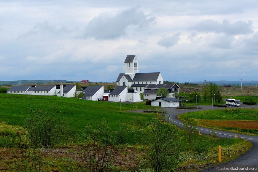 Новый собор был выстроен в честь тысячелетия епископальной кафедры. Также Skalholt знаменит тем, что здесь родился и в течение 15 лет служил епископом первый и единственный исландский святой — Торлаукр Тоорхатльссон (1133-1193). 