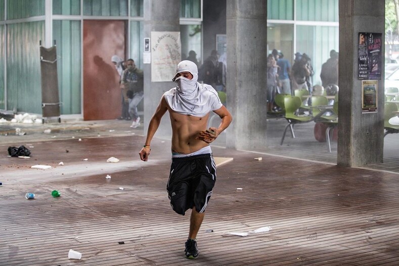 Профессия — фотограф массовых беспорядков: когда горят улицы родного города, он просто не может остаться в стороне
