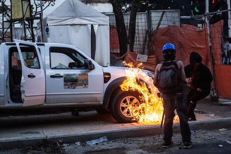 Профессия — фотограф массовых беспорядков: когда горят улицы родного города, он просто не может остаться в стороне