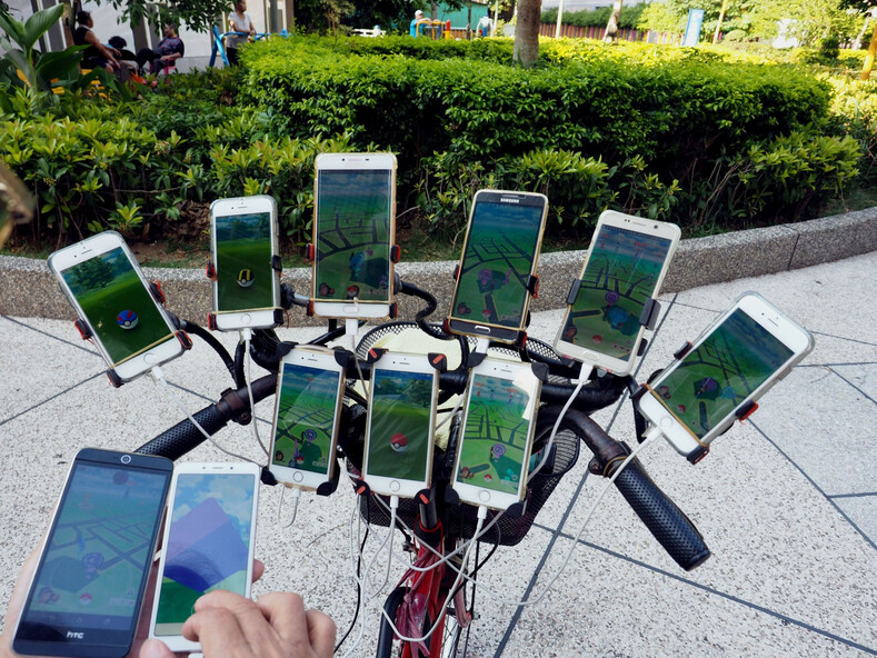 70-летний пенсионер так увлекся игрой, что установил на свой велосипед 64 смартфона, чтобы поймать покемонов (это кажется безумием, но телефонов с каждым годом все больше)