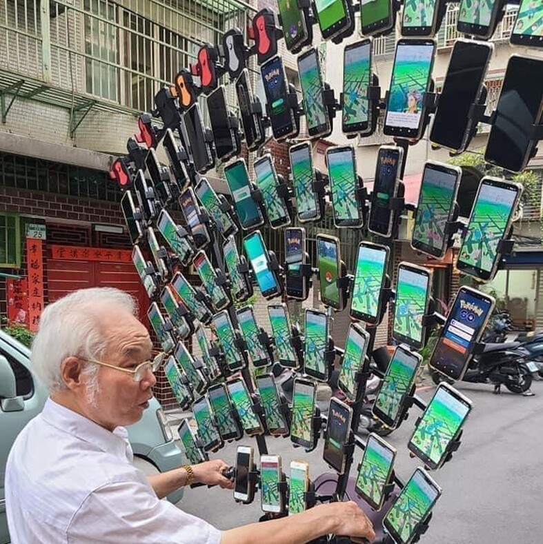 70-летний пенсионер так увлекся игрой, что установил на свой велосипед 64 смартфона, чтобы поймать покемонов (это кажется безумием, но телефонов с каждым годом все больше)