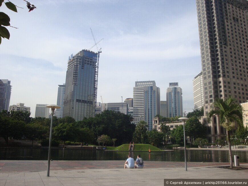 Знаменитые небоскребы — башни-близнецы Петронас в Куала-Лумпуре