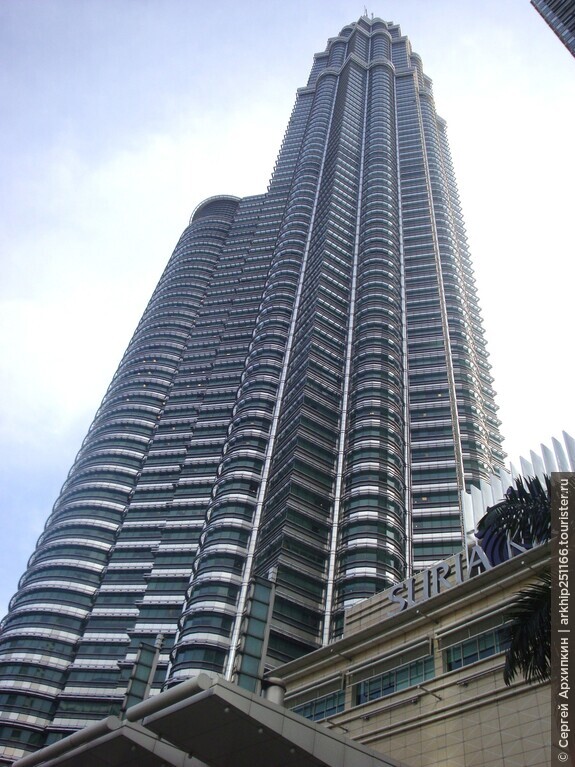 Знаменитые небоскребы — башни-близнецы Петронас в Куала-Лумпуре