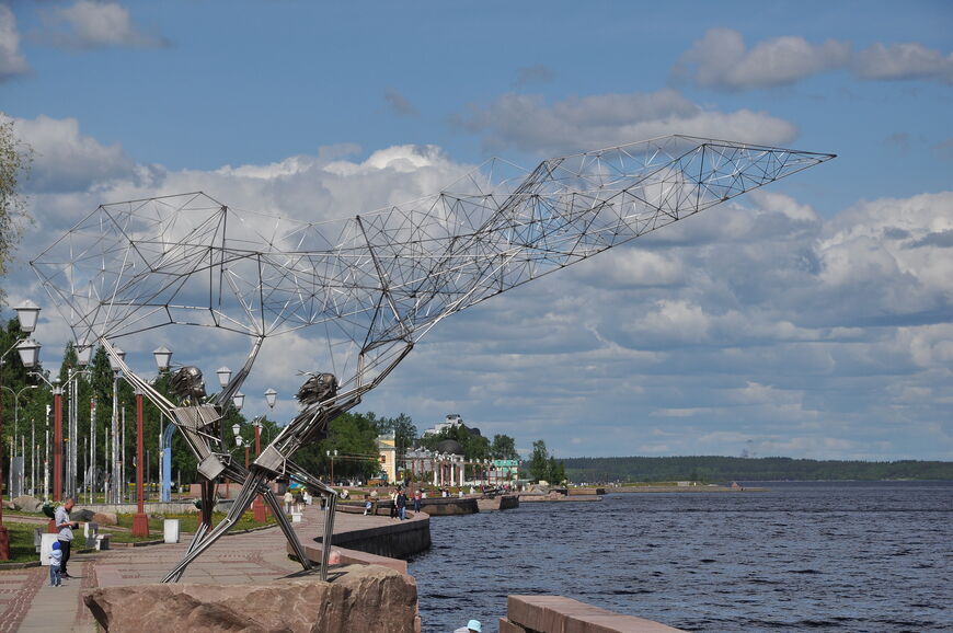 Памятник рыбакам на набережной Петрозаводска