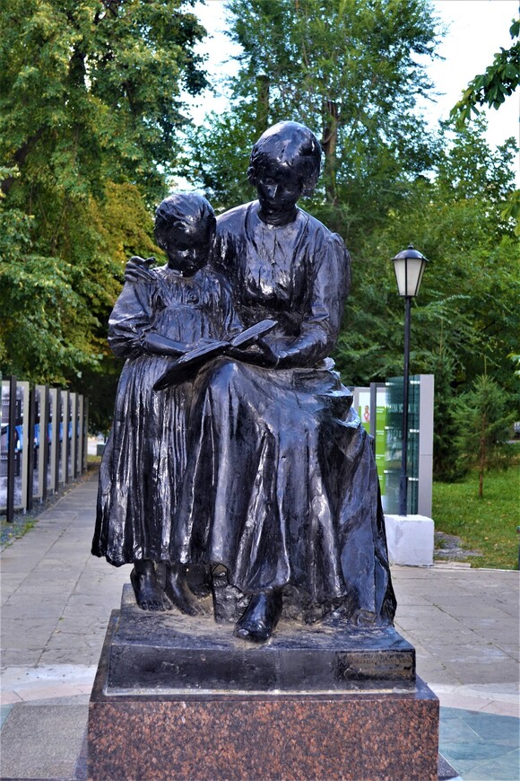 Первый в России памятник Первой учительнице