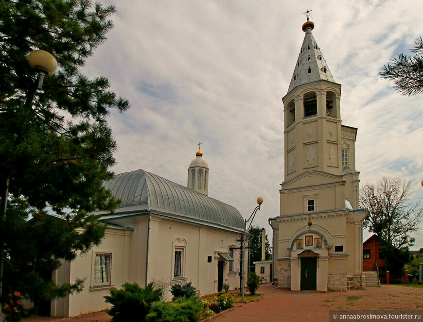 Остатки Богоявленского монастыря. Слева Казанская церковь, справа Богоявленская