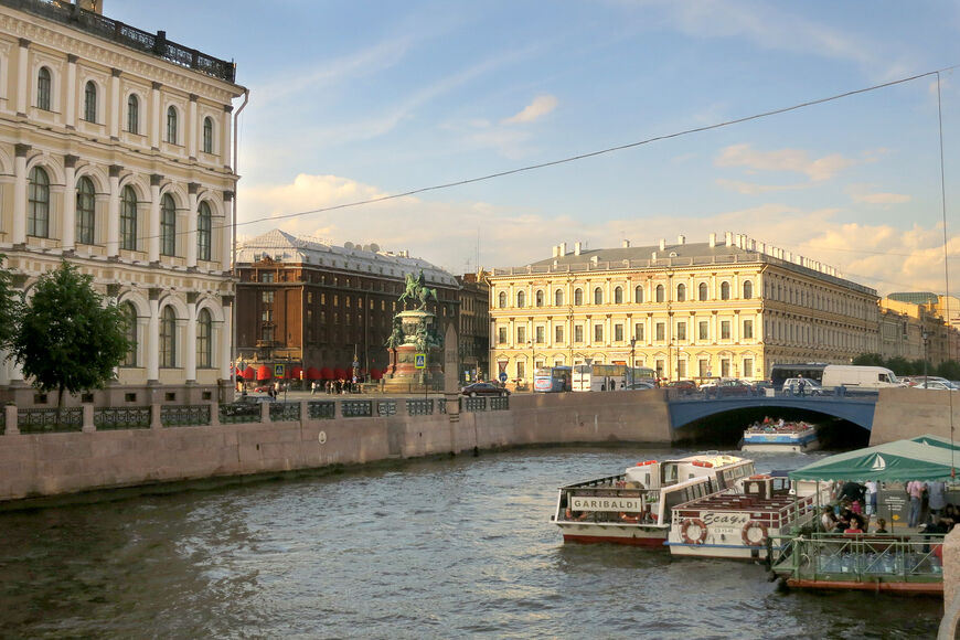 Памятник Николаю I, Водомерный столб, Синий мост