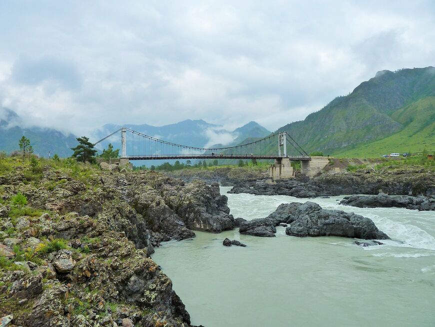 Ороктойский мост соединяет два берега реки Катунь