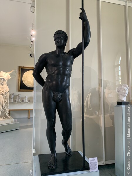 Эллинистическая статуя середины 2 века, найденная в Риме (в Квиринале) в 1885 году, бронза. Предположитнльно это правитель из семьи Селевкидов или Атталидов. Статуя крупнее натурального размера, одна из немногих бронзовых скульптур, которые сохранились. 