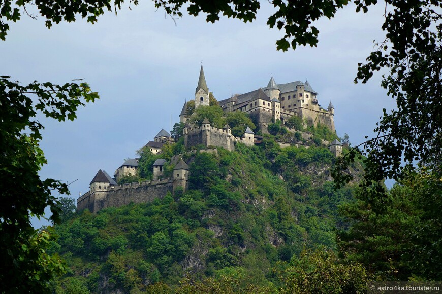 Замок Хохостервиц находится в 30 км. от Клагенфурт, расположен на доломитовой скале высотой 160 метров.
