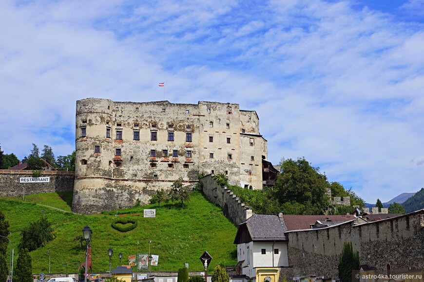 Величественные руины замка в Гмюнд.