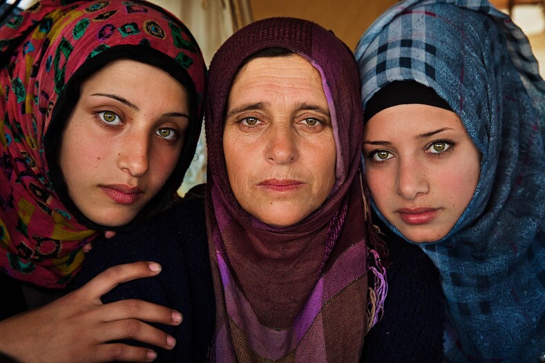 Фотограф из Румынии делает снимки красивых мам по всему миру
