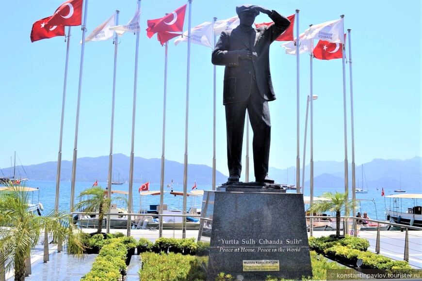 Памятников Ататюрку в Турции много. Именно этот установлен на набережной в Мармарисе