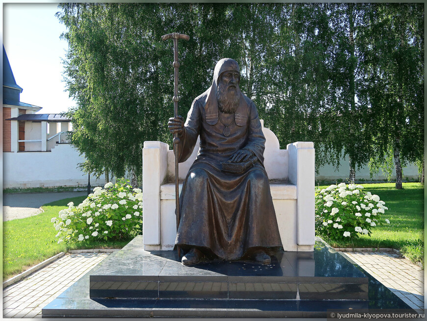Памятник Иову в старицком Успенском монастыре установлен в 2012 году (скульптор Ю.П. Хмелевский)