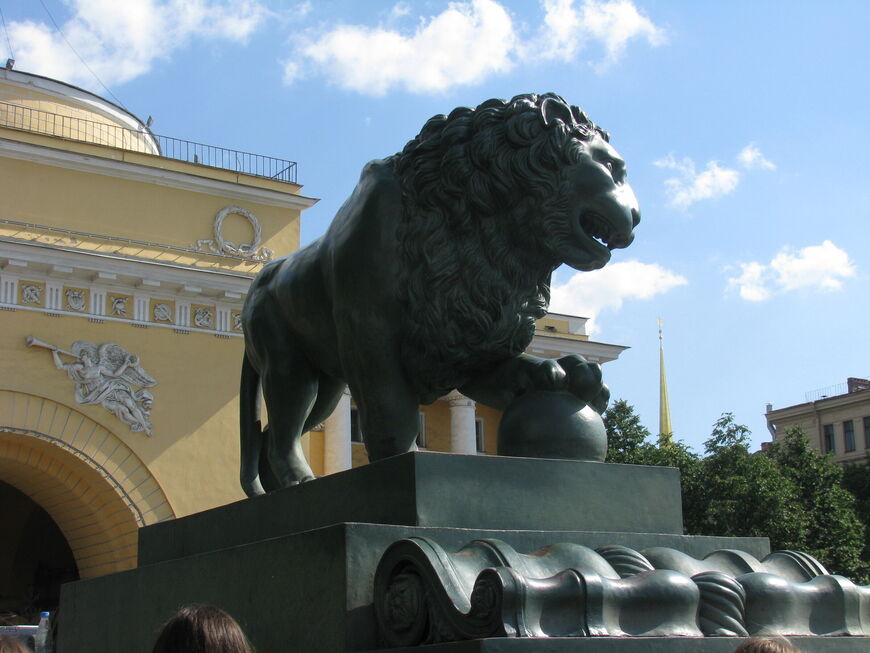 Один из двух львов на «спуске со львами» возле Адмиралтейства
