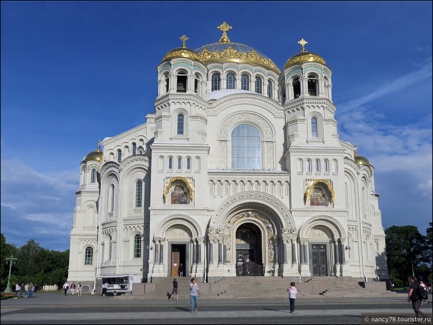 Величественный Морской Никольский собор (высота с крестом - 70,5 м)