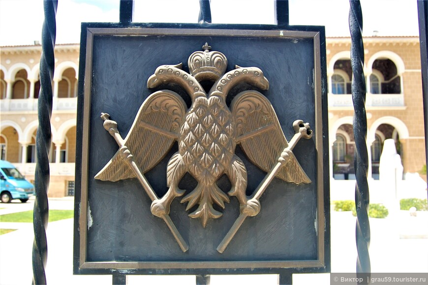 Кипр: дворец архиепископа и дворец президента - это разные здания.