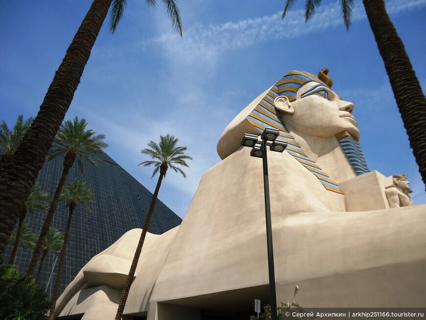 Казино и отель Луксор в Лас-Вегасе в форме египетской пирамиды