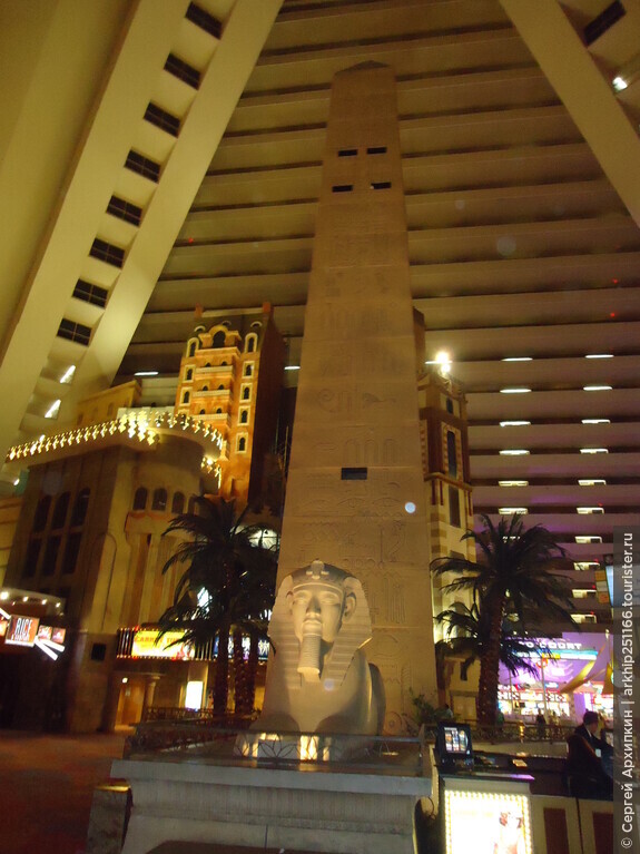 Казино и отель Луксор в Лас-Вегасе в форме египетской пирамиды