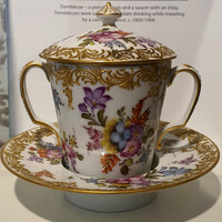 Чашка из порцеляна с углубленным блюдцем.Предназначалось для употребления во время езды в карете.Франция.Около 1850-1900гг.