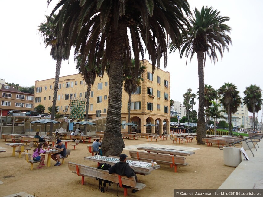 Пляж Санта-Моника в Лос-Анджелеса — все очень средненько, не как в голливудских фильмах.