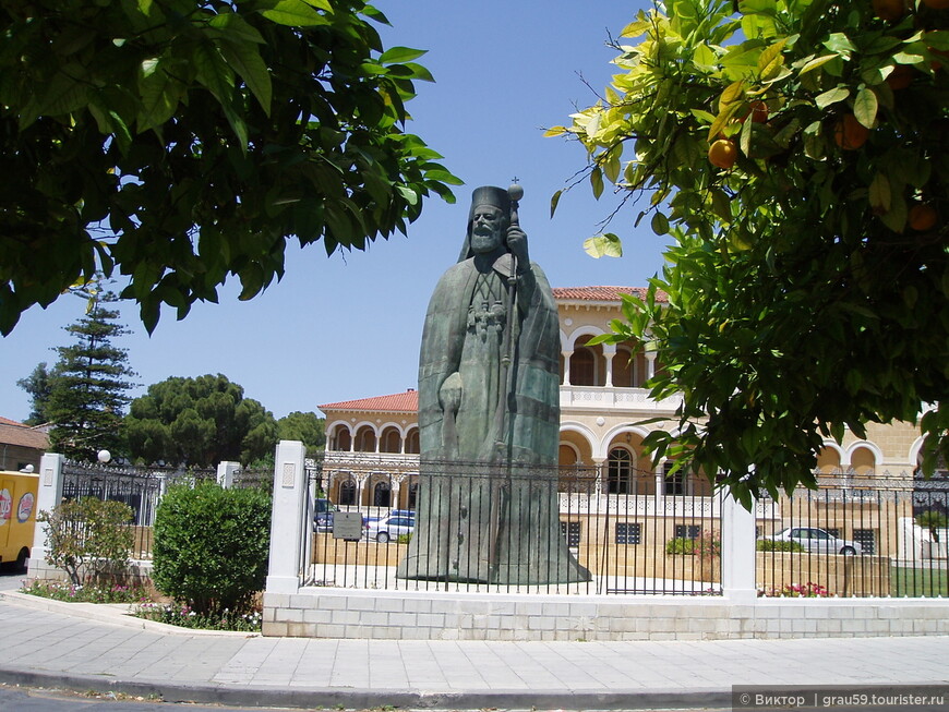 https://upload.wikimedia.org/wikipedia/commons/3/3c/Nicosia_-_Statue_of_Archbishop_Makarios.jpg