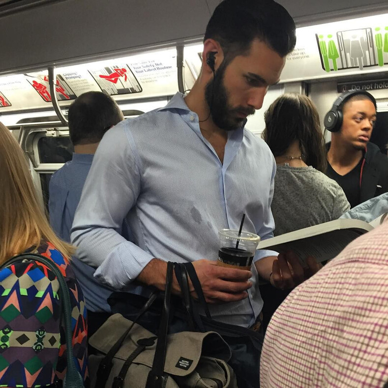 Девушка несколько лет тайно снимает читающих красавчиков в метро и на улице: горячее этих парней только подписи к их фото