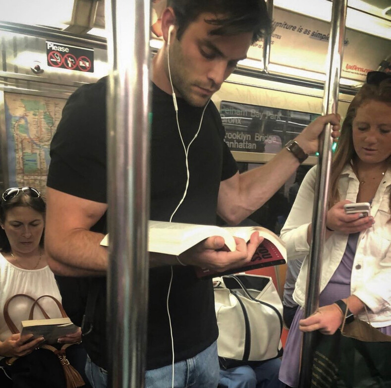 Девушка несколько лет тайно снимает читающих красавчиков в метро и на улице: горячее этих парней только подписи к их фото