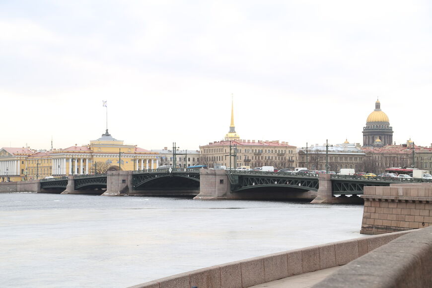 Адмиралтейская набережная в Санкт-Петербурге