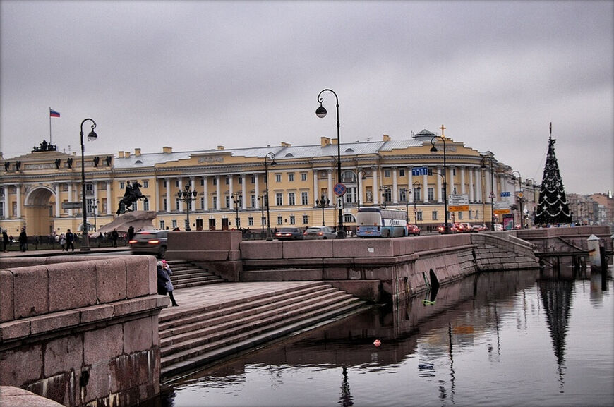 Адмиралтейская набережная в Санкт-Петербурге