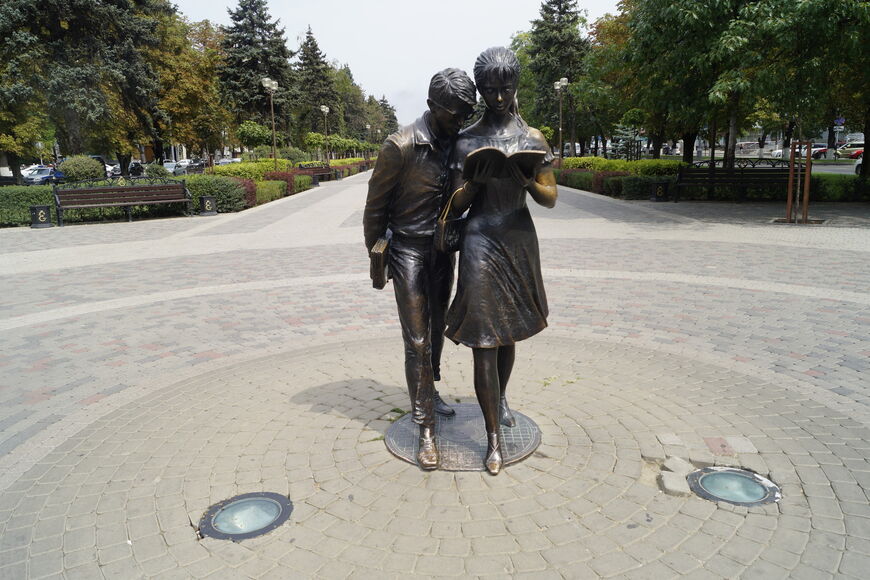 Памятник Шурику и Лидочке