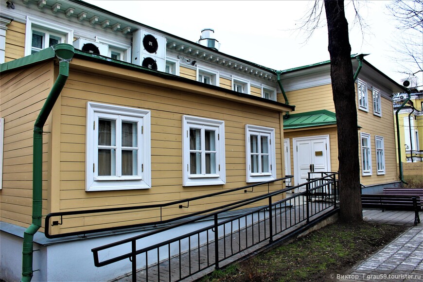 Деревянный дом для дяди Александра Сергеевича Пушкина