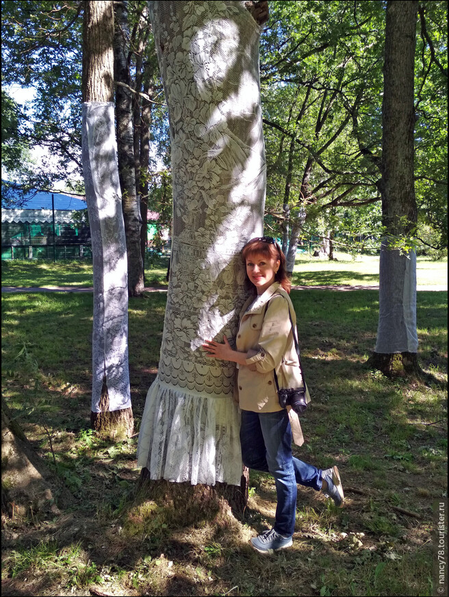 Парк Дубки. Кто-нибудь знает, зачем деревья обтянули такими тюлевыми сеточками, иногда даже с рюшечками? )))
