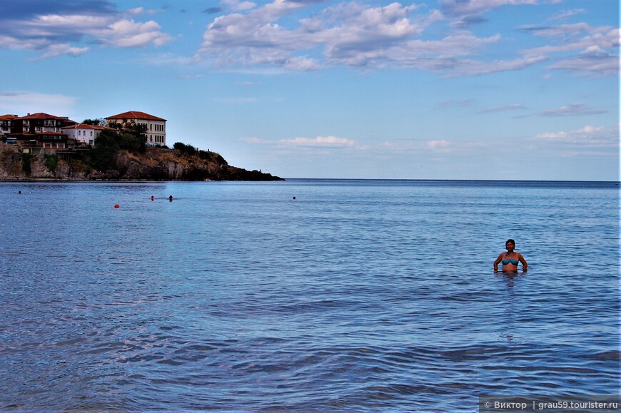 Пляж для любителей истории и ласкового моря