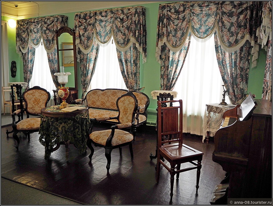 Условный интерьер гостиной в доме купца конца XIX века.