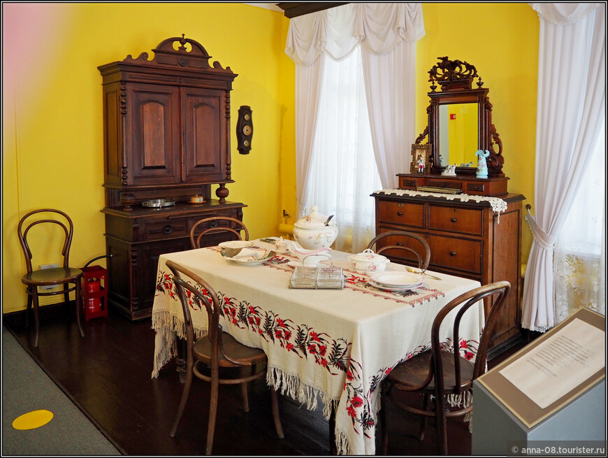 Условный интерьер гостиной в доме зажиточного кустаря конца XIX века.

