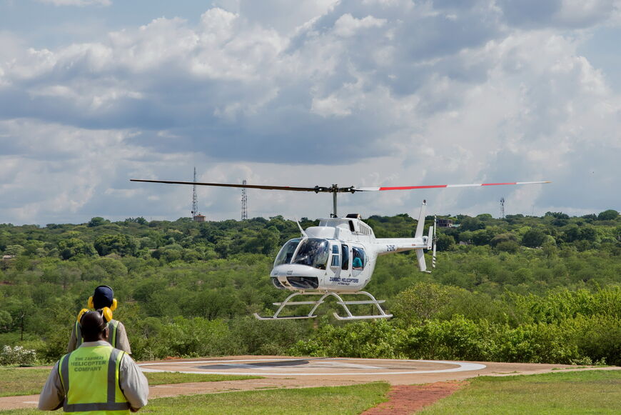 Вертолет, на котором туристы могут совершить экскурсию над водопадом