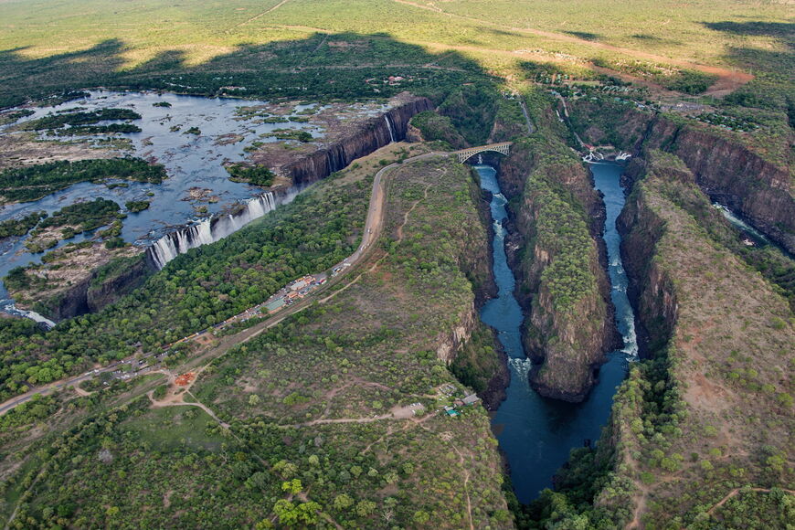 Вид на все 4 части водопада Виктория