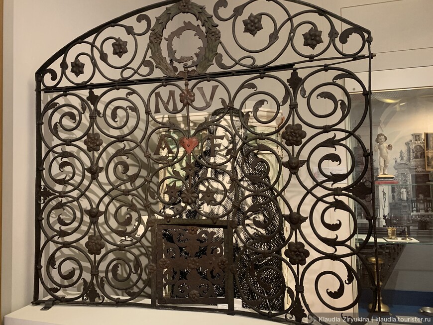 Решетка женского монастыря Адельхаузен, в условиях строгих правил закрытых дверей. Общаться с посетителями можно было через такую решетку под присмотром специальной сестры.  Кованое железо, 17 век.