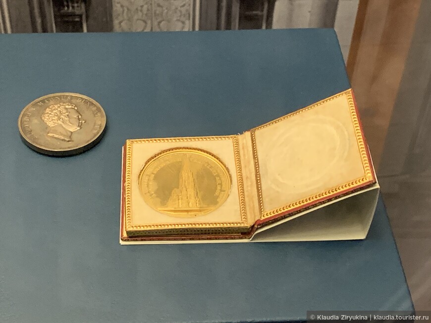 Золотая медаль в честь создания архиепископства во Фрайбурге, 1827 год. На очень редком Рейнском золоте изображен Фрайбургский собор, как резиденция Архиепископа, а на оборотной стороне - великий Герцог Людвиг Первый Баденский. 
