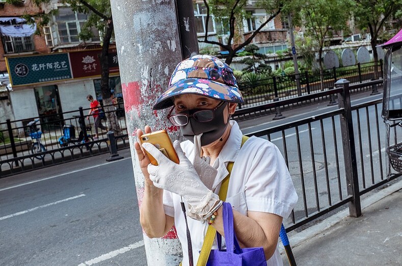 20 фото китайского уличного фотографа из серий «что, черт возьми, здесь происходит?» и «показалось»