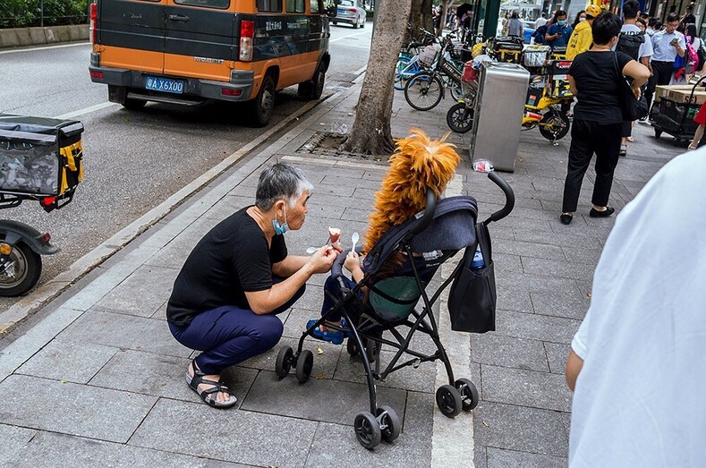 20 фото китайского уличного фотографа из серий «что, черт возьми, здесь происходит?» и «показалось»