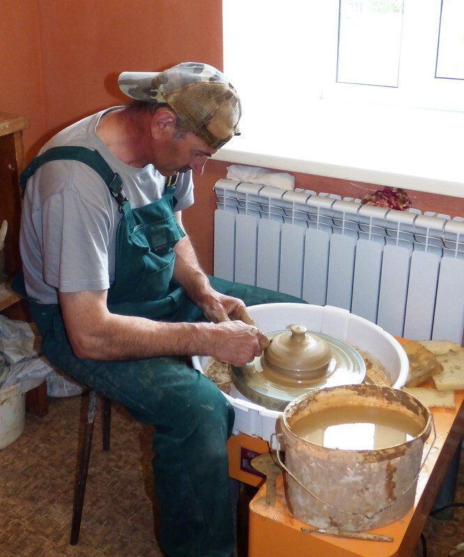 Если вы собираетесь посетить Задонск, обязательно зайдите в гончарную мастерскую 