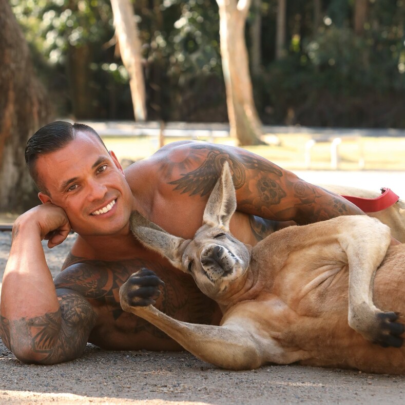 Австралийские красавцы-спасатели и милые животные: как выглядят фото для нового календаря, по которому сходят с ума миллионы женщин