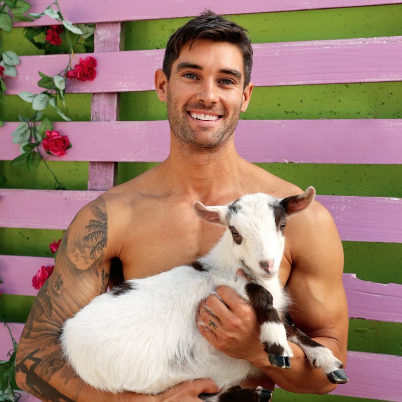 Австралийские красавцы-спасатели и милые животные: как выглядят фото для нового календаря, по которому сходят с ума миллионы женщин