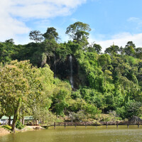 Можно также по лесу подняться к пагоде (так принято по-бирмански называть ступы), что над водопадом.