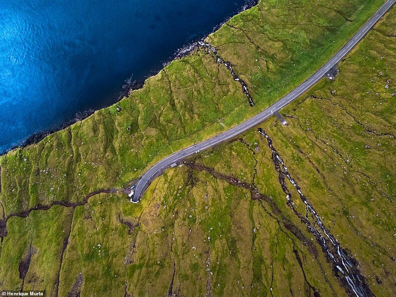 Это потрясающее изображение показывает одну из дорог на Куной, которая с шестью горами выше 800 метров  является одним из самых высоких островов архипелага
