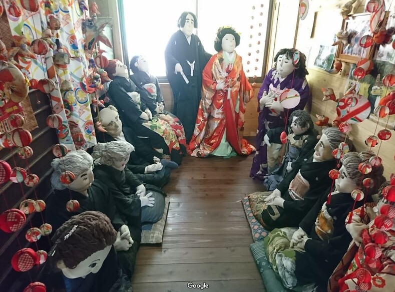 Внутри японской деревни гигантские куклы заменили человеческих жителей